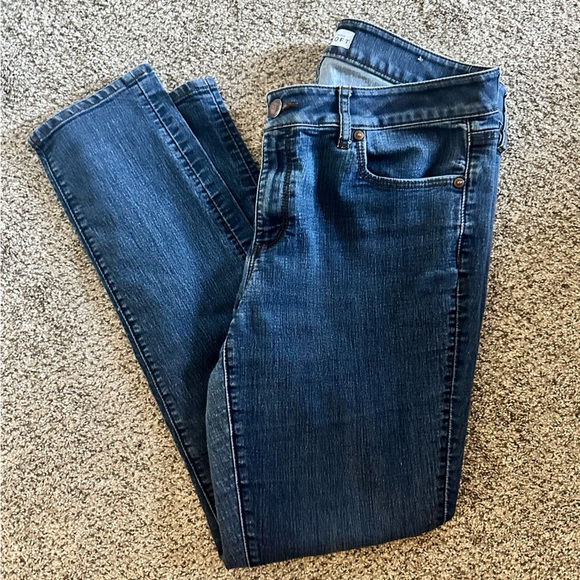 Loft Women’s Mid rise, medium wash Jeans. Size 30 waist or 10. - Picture 3 of 7